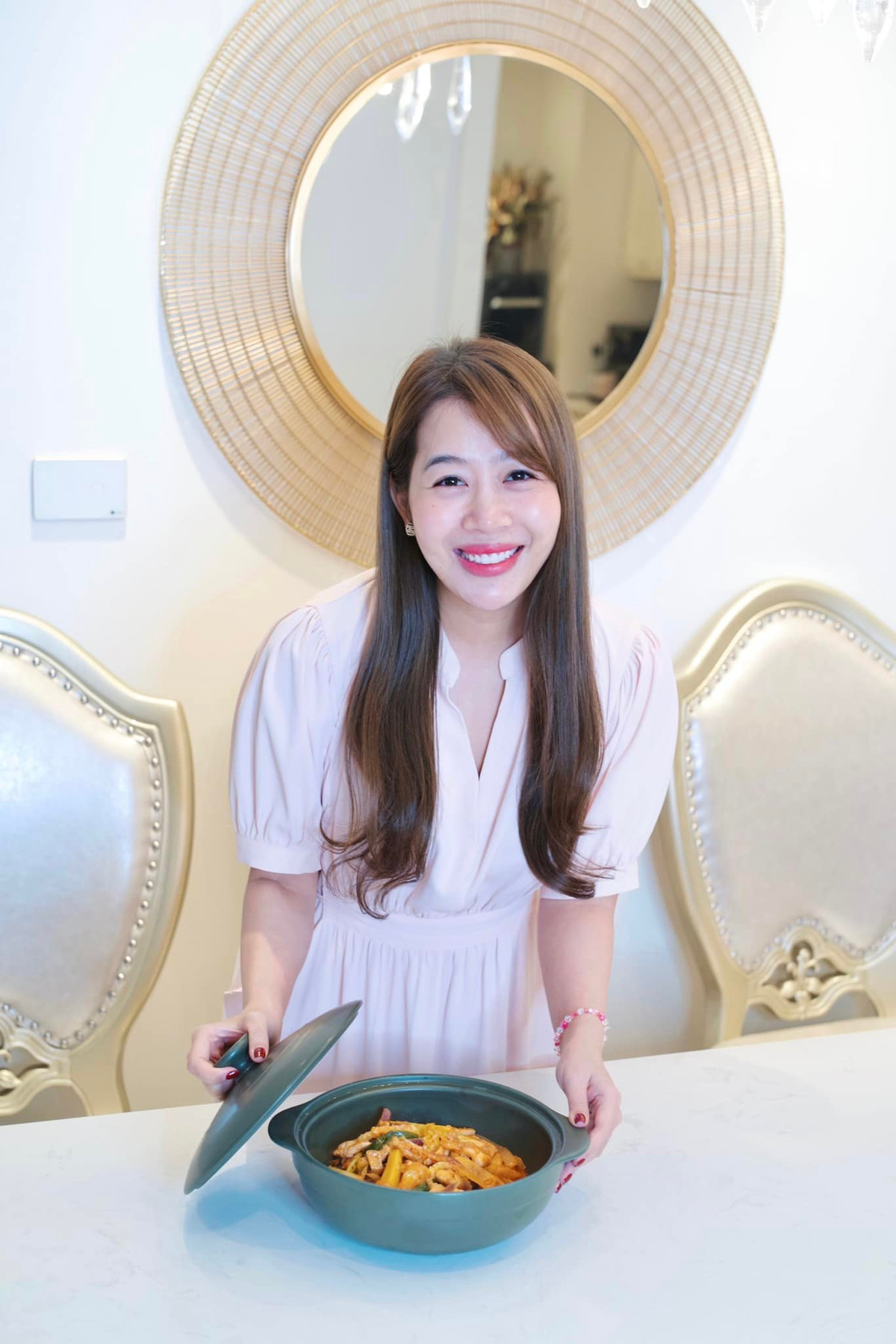 Cô còn đóng vai trò đạo diễn trong chương trình Điều ước thứ 7, Ai là triệu phú, Cafe sáng...Ảnh: FBNV