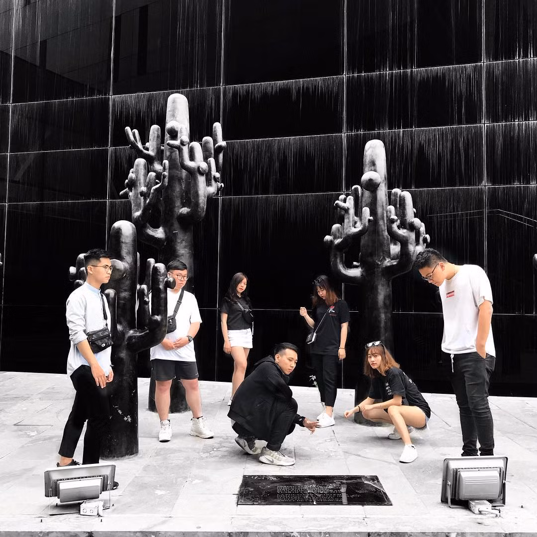 Bảo tàng Quảng Ninh là một công trình kiến trúc nghệ thuật độc đáo, chỉ cần nhìn từ bên ngoài là bạn đã thấy ấn tượng rồi. Chính bởi sự hiện đại trong lối kiến trúc của mình, bảo tàng Quảng Ninh trở thành một trong những điểm sống ảo không thể bỏ qua tại đây.