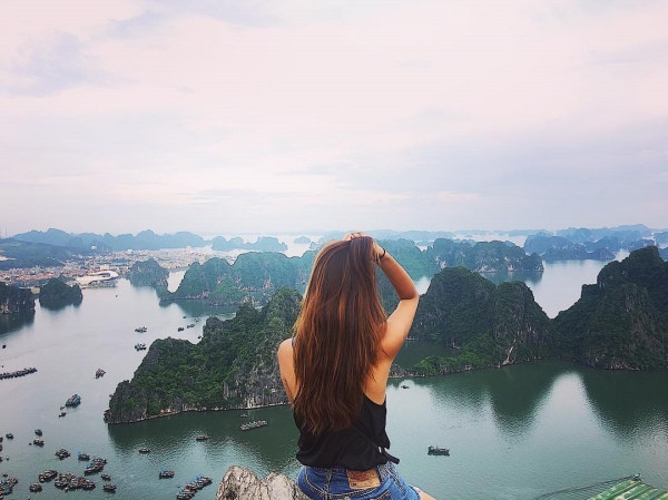 Từ đỉnh núi Bài Thơ du khách có thể phóng tầm mắt ra xa nhìn bao quát hầu hết các trục đường chính của TP Hạ Long cũng như di sản thiên nhiên thế giới vịnh Hạ Long.