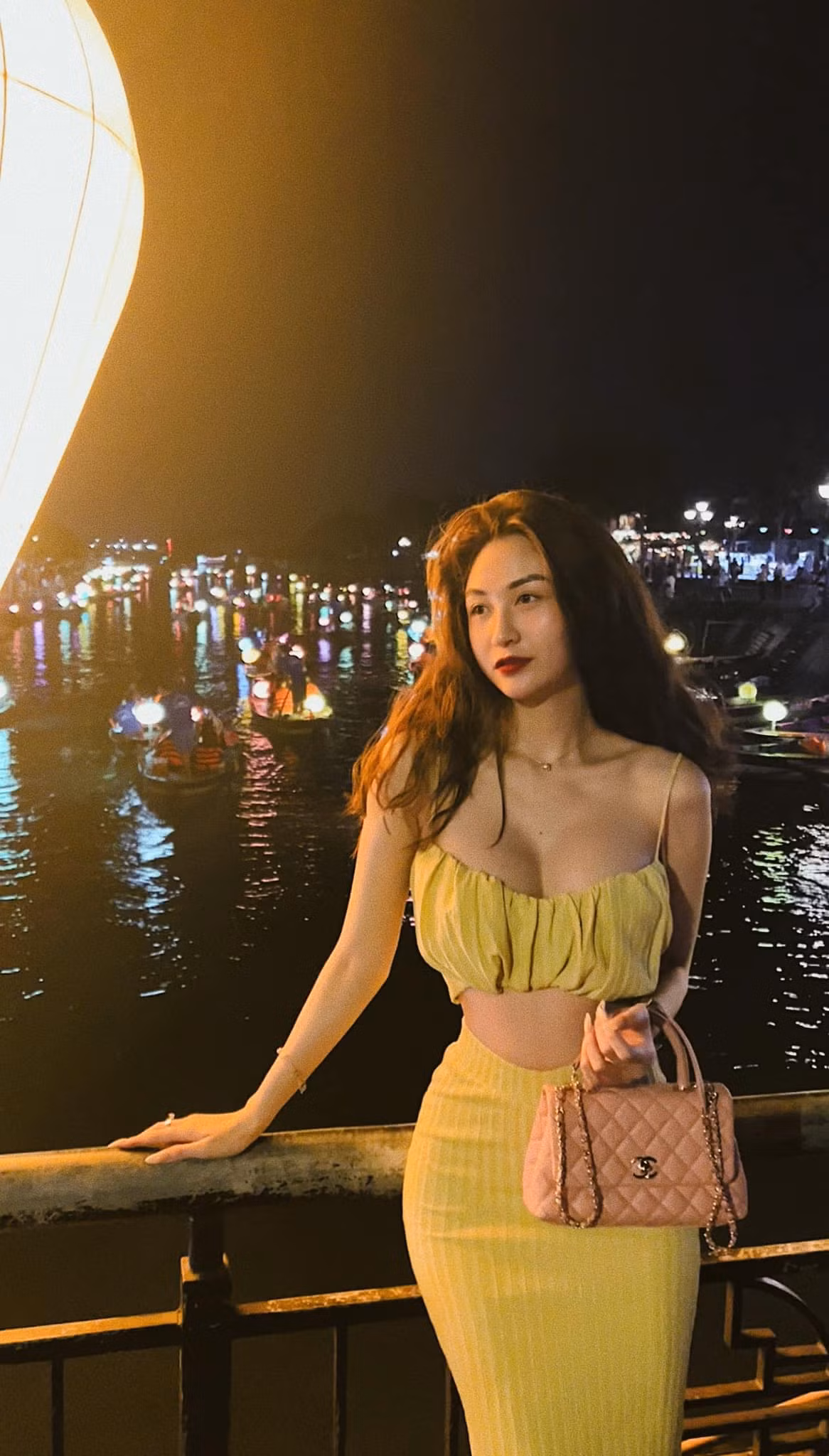 Dù không nói rõ về mối quan hệ với người đàn ông kia, nhưng việc họ liên tục xuất hiện cùng nhau lại có cử chỉ thân mật khiến nhiều người cho rằng đây là người yêu của Thư Vũ.