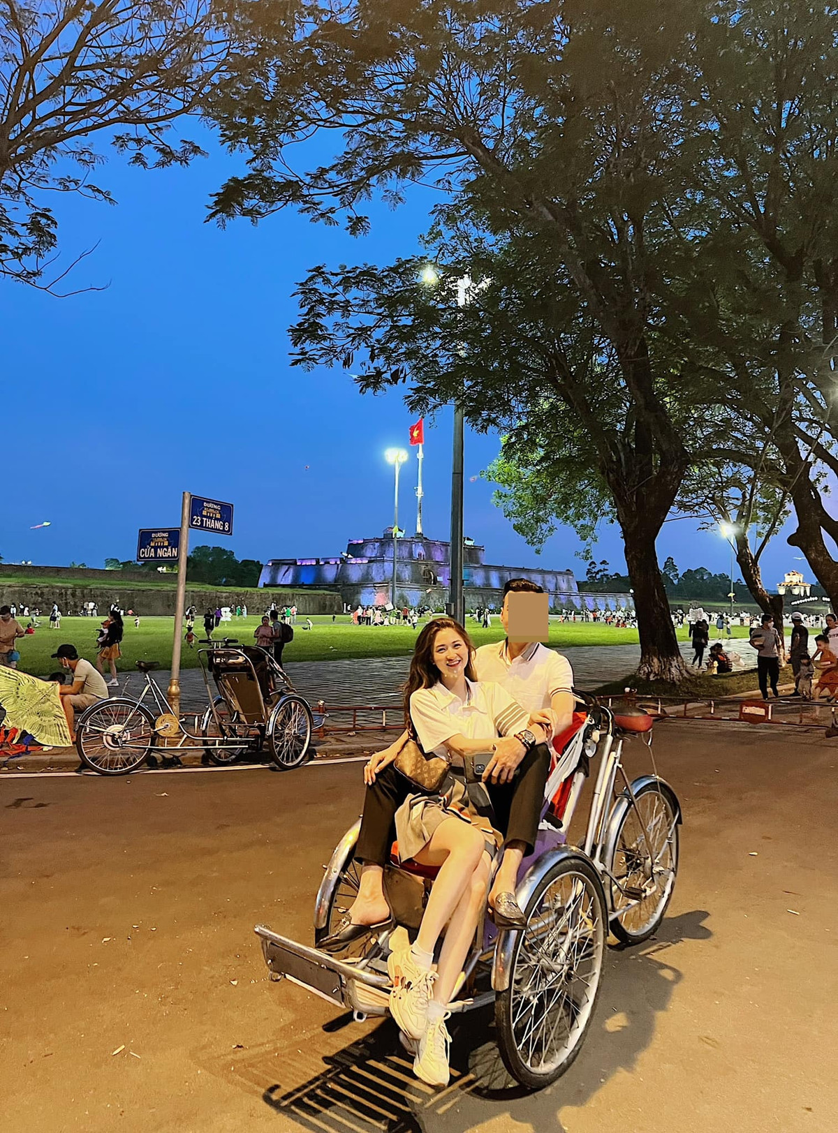 Mới đây, nàng hot girl này gây chú ý khi chia sẻ hình ảnh tình tứ bên người yêu trong chuyến du lịch tại Huế, cô mặc váy ngắn cũn, ôm ấp tình tứ nửa kia.