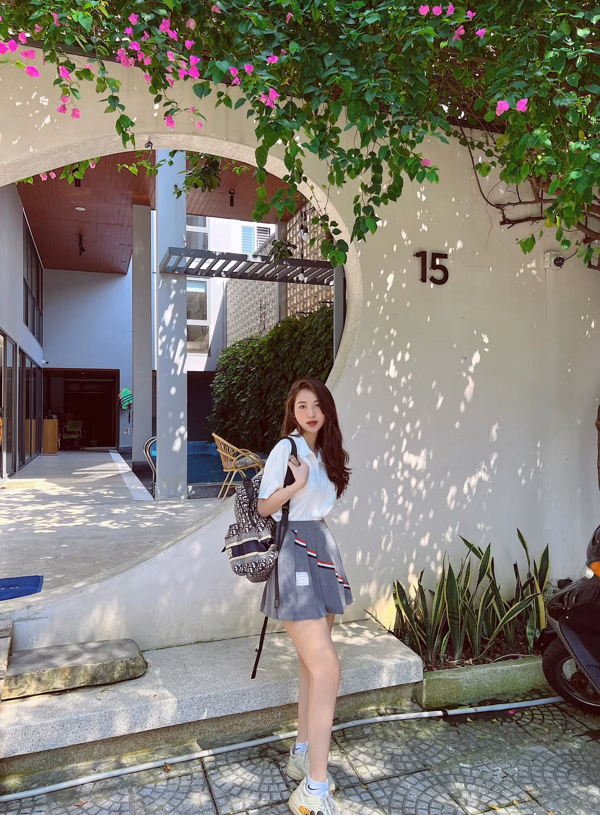 Cách đây không lâu, hot girl Về nhà đi con cũng khoe ảnh tình tứ bên người đàn ông này, 9X từng thả thính: "Em không tin vào duyên số. Nhưng nếu anh xin số thì em cho".