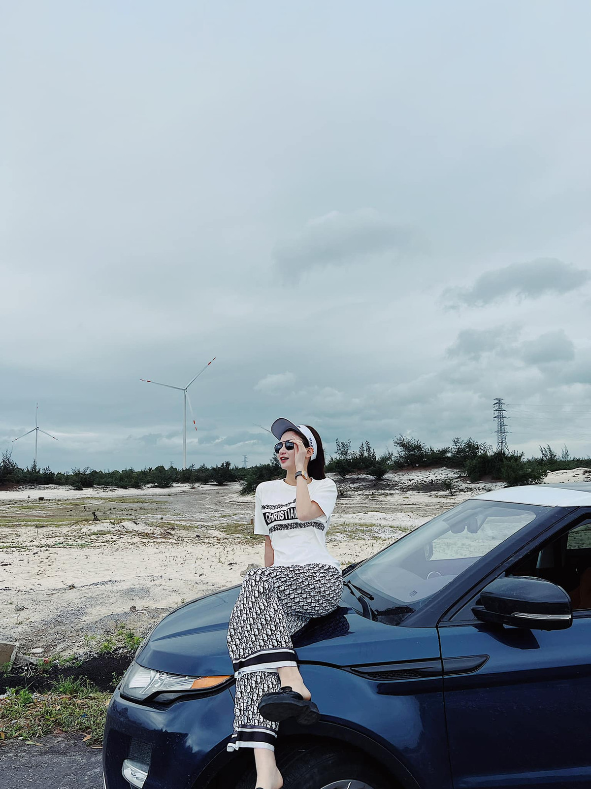 Ngoài ra để tránh bình luận không hay, Thư Vũ đã khóa comment công khai trên trang cá nhân.