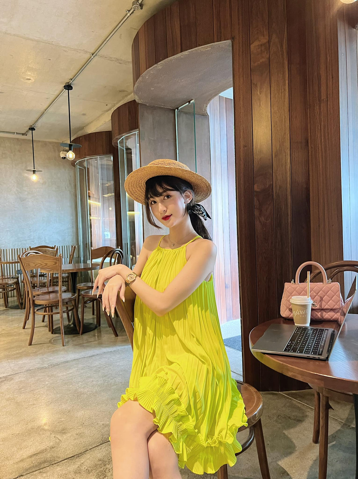 Sau sự cố xảy ra Vũ Thị Anh Thư vẫn mở trang Facebook cá nhân và chọn cách im lặng. Vài tháng sau, cô bắt đầu chia sẻ các hình ảnh mới kèm nhiều trạng thái tích cực.