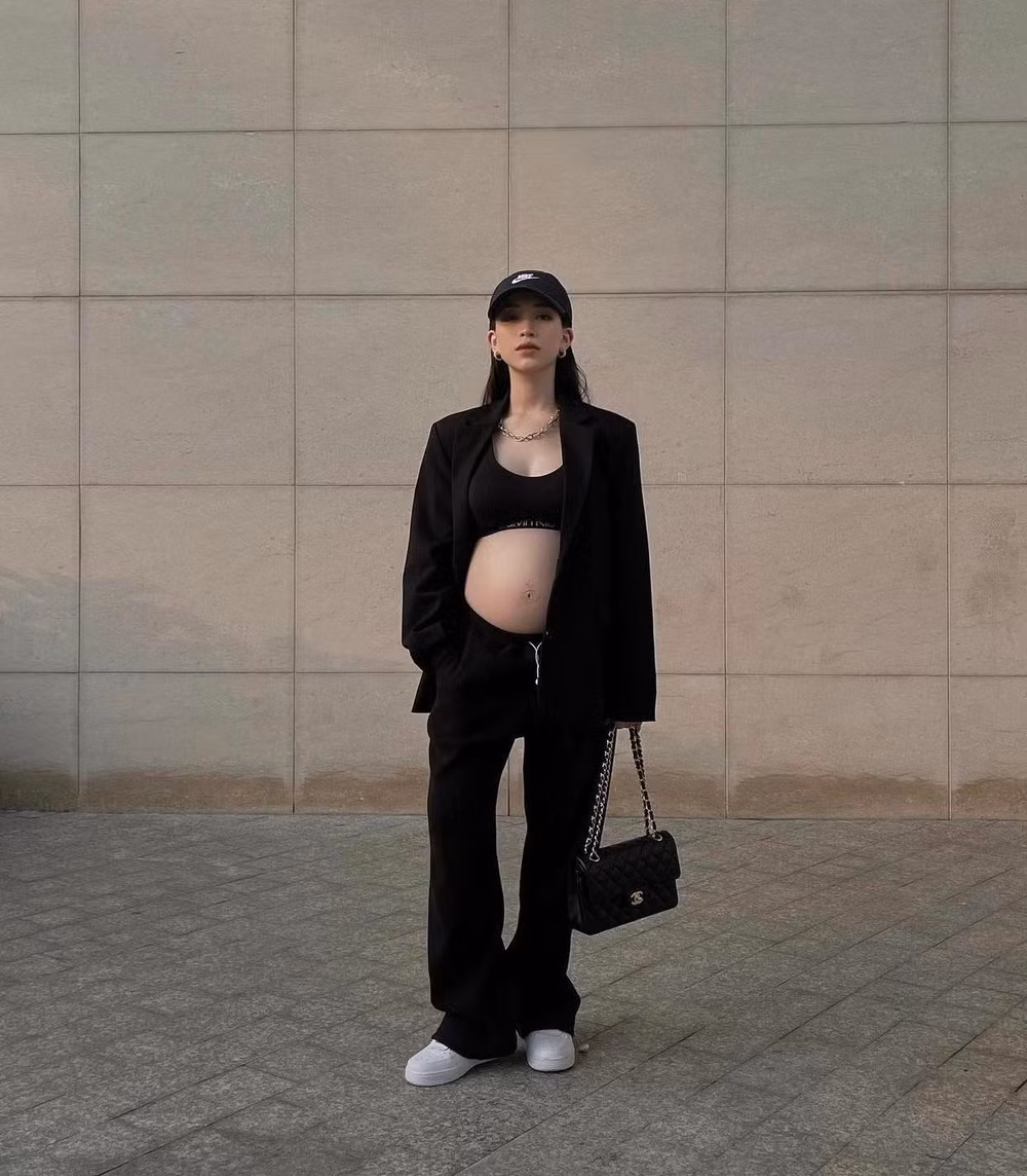 Cuối năm 2021, Joyce Phạm và Tâm Nguyễn đã thông báo về sự có mặt của em bé thứ 2 trong gia đình. Cũng nhân dịp này, ái nữ nhà Minh Nhựa đã tiết lộ giới tính của thiên thần thứ 2 là một tiểu công chúa. Ảnh: IGNV