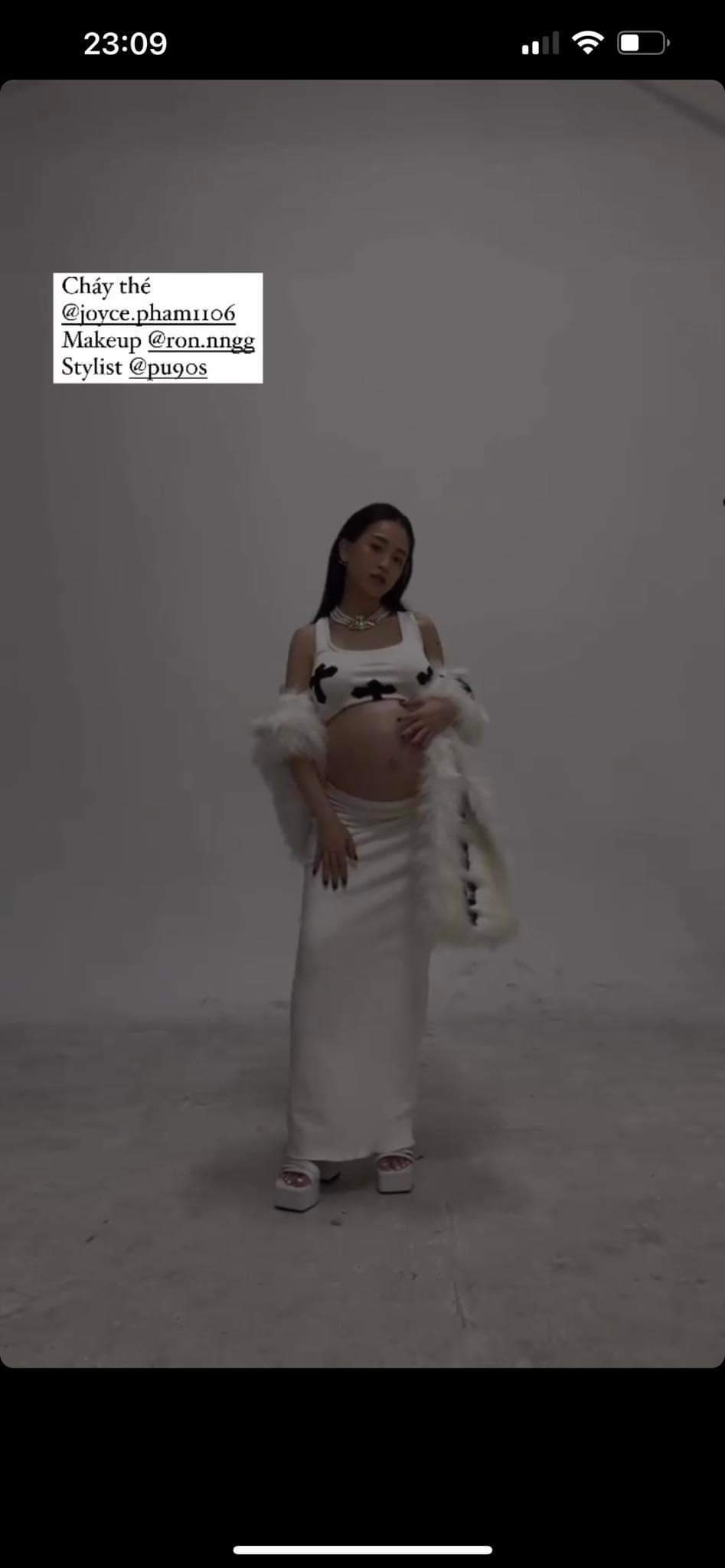 Nhiếp ảnh gia chụp hình cho Joyce Phạm đã đăng tải ảnh hậu trường của cô khiến ai cũng bất ngờ. Dù chất lượng ảnh thấp và thiếu sáng nhưng ái nữ nhà Minh Nhựa vẫn đầy rạng rỡ.