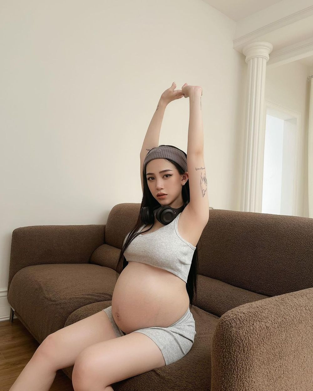 Để phù hợp với tinh thần khỏe khoắn, cô phối cùng với giày thể thao trắng.