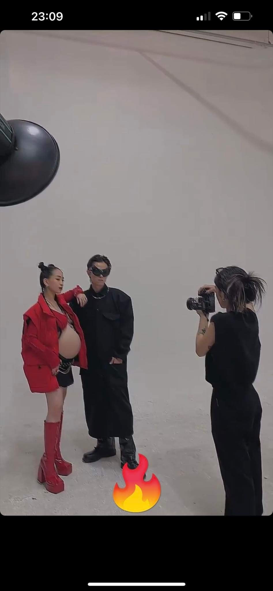 Người hâm mộ có thể thấy rõ gương mặt cô vẫn thon gọn, phần tay chân vẫn nuột nà như trước đây.