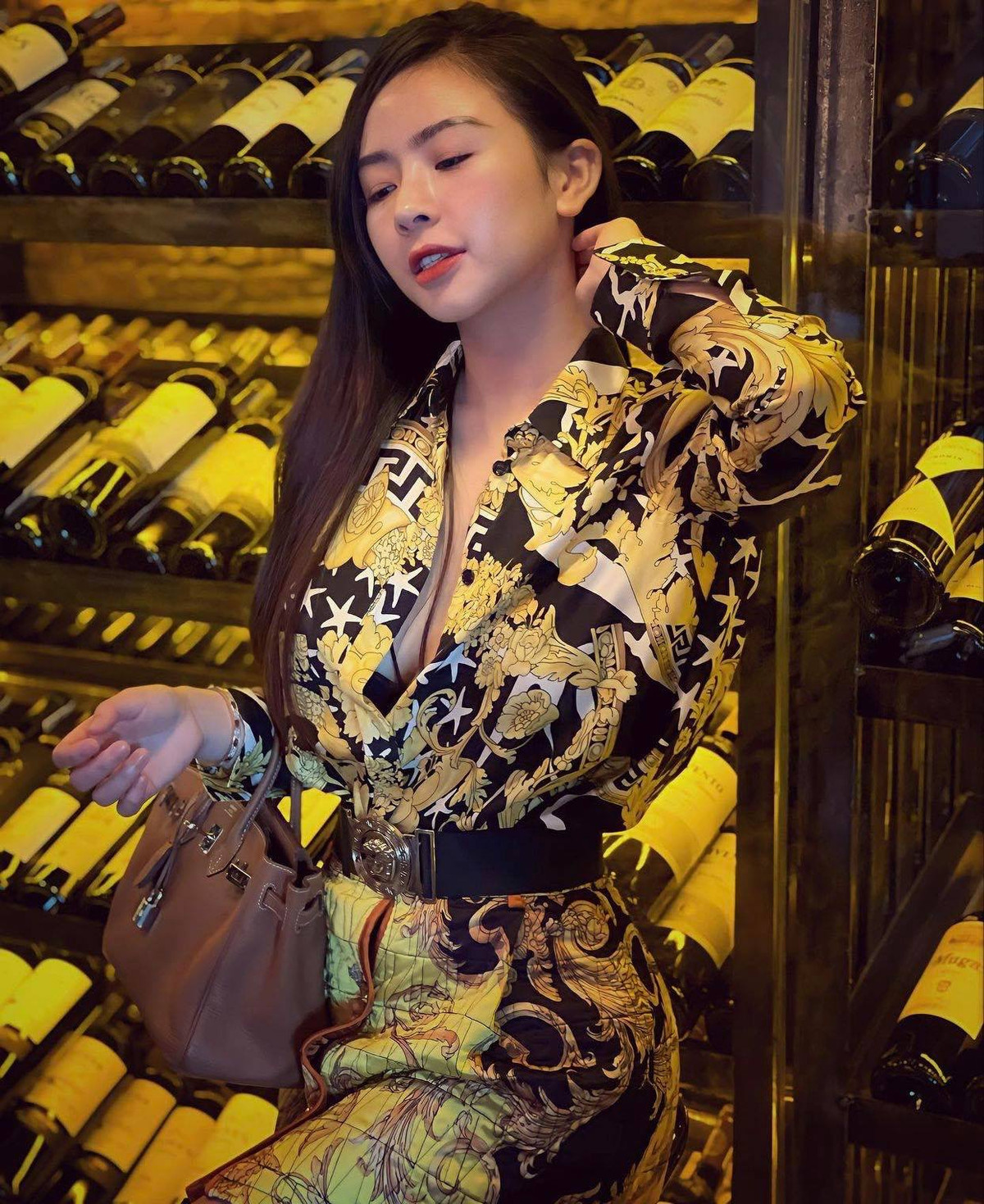 Phương Bora nhấn mạnh, dùng hàng hiệu là sở thích của mỗi cá nhân nhưng đối với cô, những người có điều kiện và nằm trong khả năng thu nhập cho phép thì nên dùng.