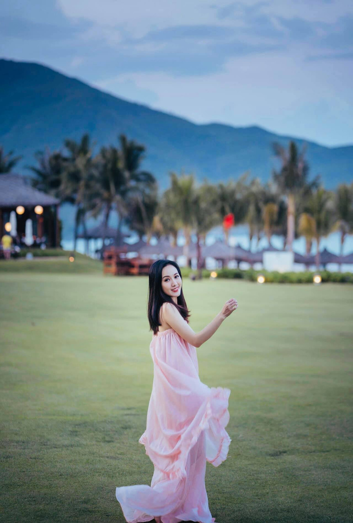 Hình ảnh mới mẻ nhưng vẫn sang chảnh của Hoài Anh nhận được sự khen ngợi của bạn bè và người hâm mộ.