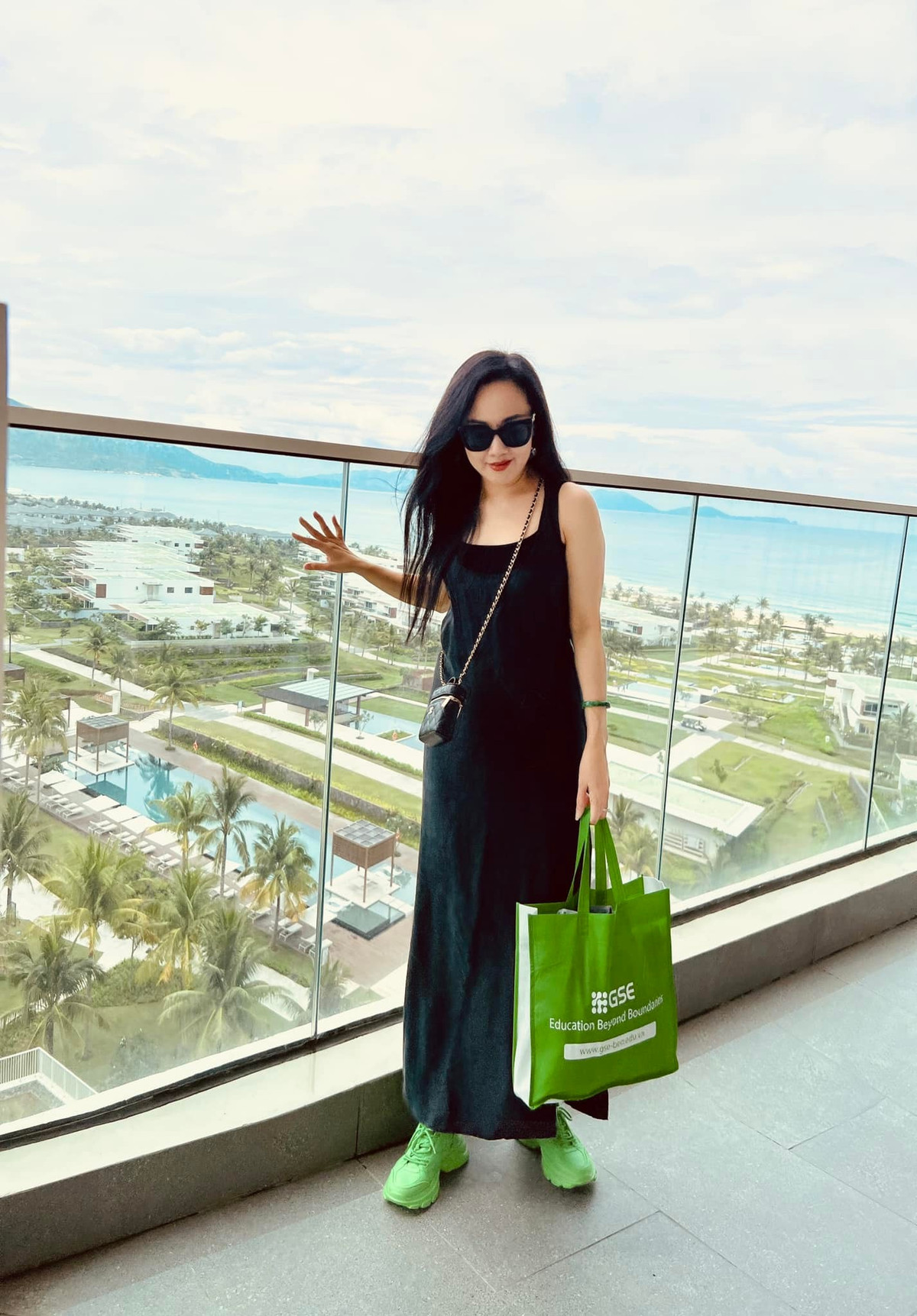 Không chỉ sở hữu lối dẫn thu hút với chất giọng Nam Bộ đặc trưng, Hoài Anh còn gây thương nhớ bởi ngoại hình kiều diễm.