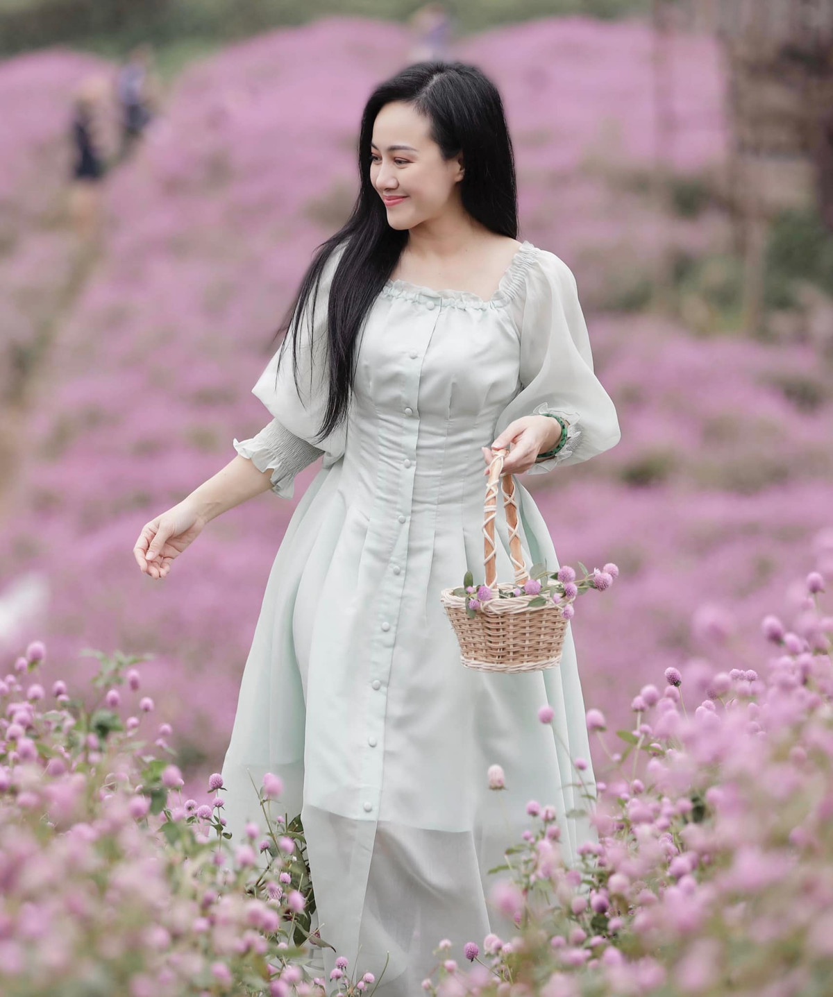 Không chỉ sở hữu giọng nói truyền cảm, Hoài Anh còn có gương mặt phúc hậu và đặc biệt là nụ cười rạng rỡ, khiến cô chiếm được cảm tình của khán giả mỗi khi lên sóng truyền hình. Ảnh: FBNV