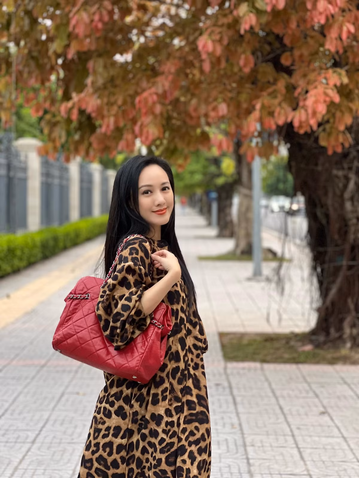 Ngoài đời Hoài Anh vô cùng trẻ trung, sành điệu với những style “hack” tuổi.