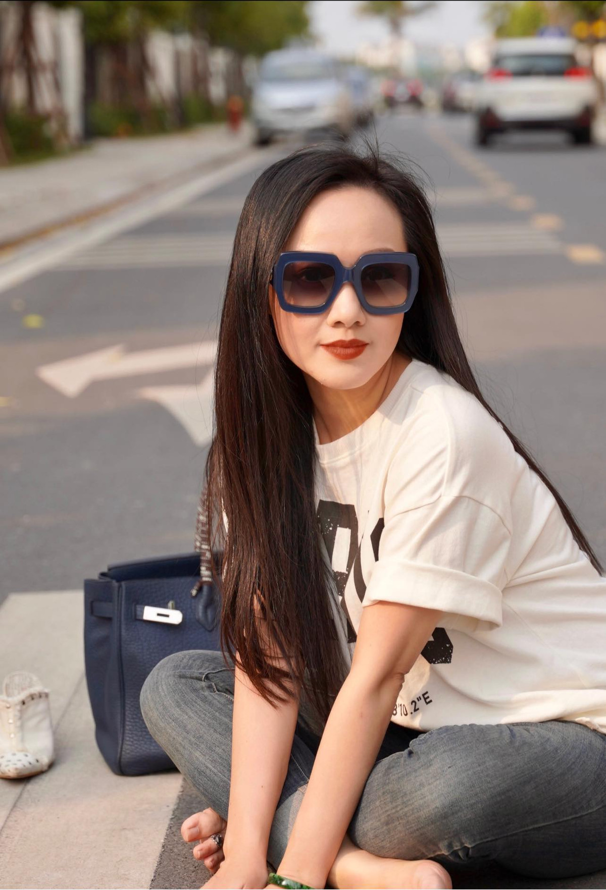 Mới đây, trên trang cá nhân của mình nữ BTV tung ra những bức ảnh với phong cách street-style khỏe khoắn.