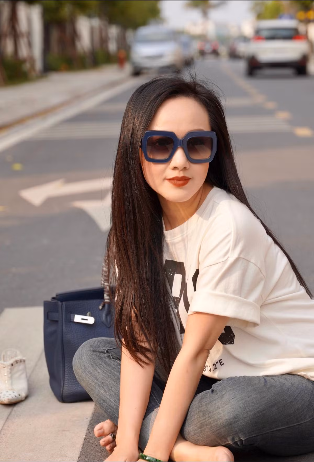 Mới đây, trên trang cá nhân của mình nữ BTV tung ra những bức ảnh với phong cách street-style khỏe khoắn.