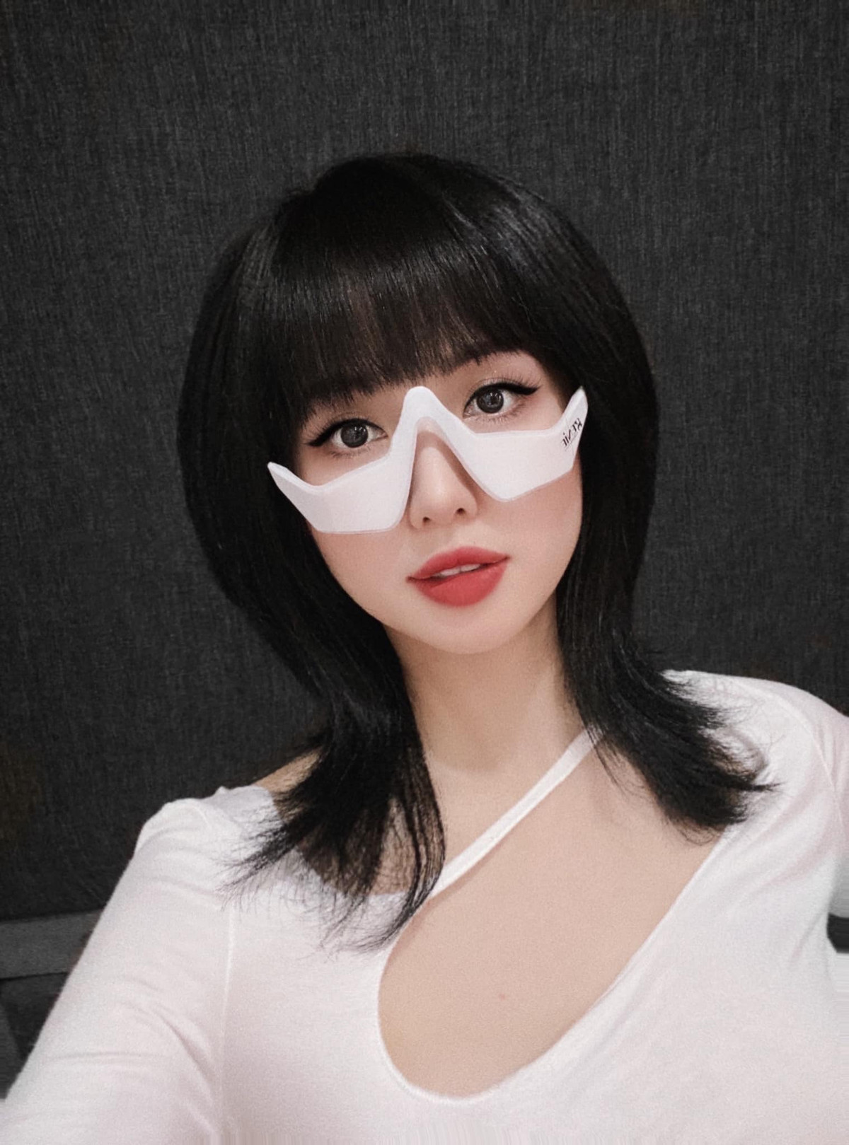 Cụ thể, cô từng có quan hệ tình cảm với anh trai "công chúa bong bóng" - Thế Bảo, mối tình này sau đó đã kết thúc trong ồn ào.