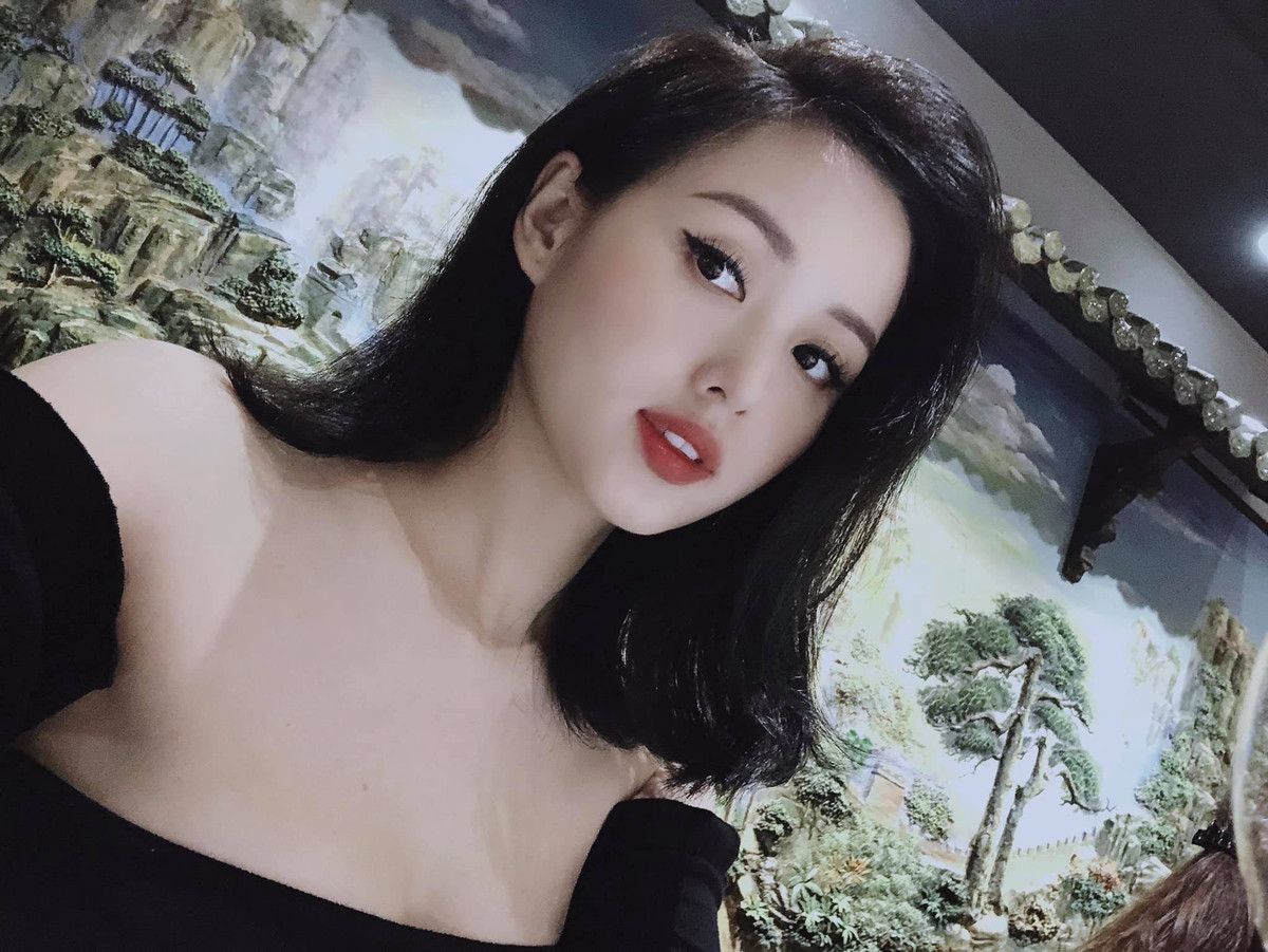 Sau 6 năm bên nhau, người đẹp và ông xã vẫn dành cho nhau những điều ngọt ngào, lãng mạn không khác gì vợ chồng son.