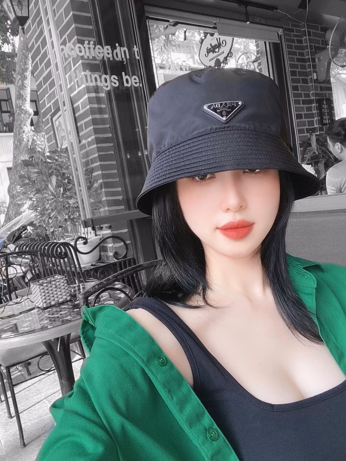 Cô vẫn "hớp hồn" người hâm mộ bởi đường nét gương mặt chuẩn chỉnh, vóc dáng thon gọn.