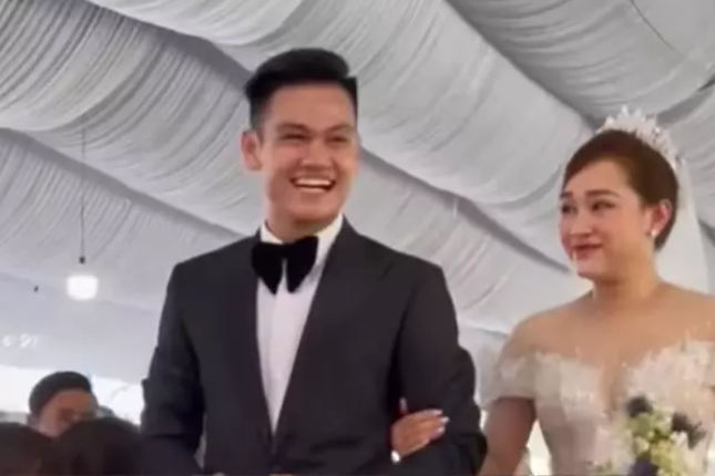 Những hình ảnh này được quay bằng camera thường, chưa qua chỉnh sửa. Phạm Hiếu để lộ vóc dáng, đặc biệt gương mặt có phần mũm mĩm hơn ảnh tự đăng trên mạng xã hội.