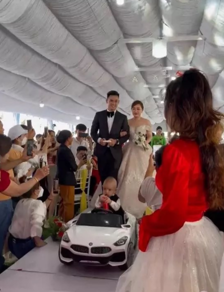 Lễ cưới của hậu vệ Hồ Tấn Tài và bạn gái được diễn ra tại quê nhà Bình Định. Đáng chú ý, trong buổi lễ có sự xuất hiện của một bé trai là con trai của chàng cầu thủ và bạn gái, được sinh năm 2020, trước 2 năm bố mẹ lên xe hoa.