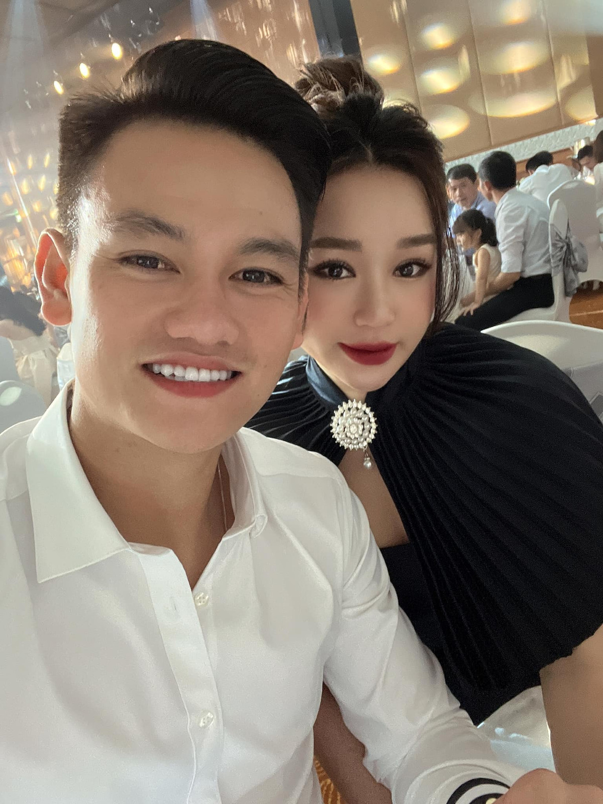 Hiếu Phạm và Tấn Tài hẹn hò từ năm 2019. Hai người tình cờ gặp nhau tại một quán ăn và được một người bạn chung giới thiệu.