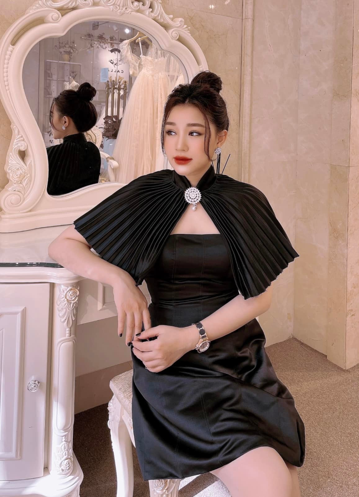 Phạm Hiếu sinh năm 1995, cùng quê Bình Định với Tấn Tài. Hiện tại, cô làm chủ một cơ sở làm đẹp tại đất võ.