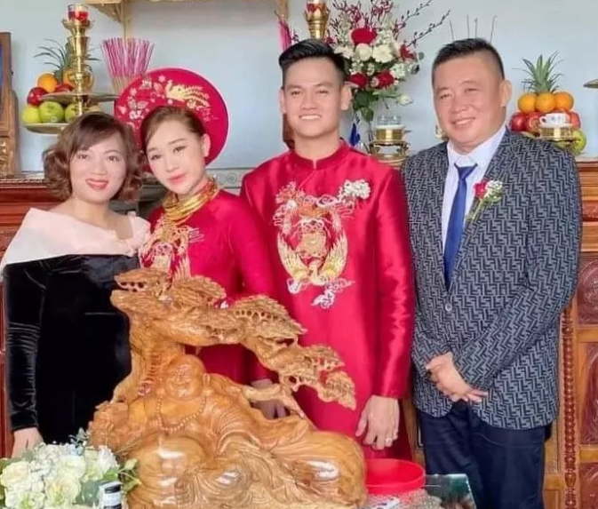 Vợ Hồ Tấn Tài lộ gương mặt trong đám cưới khác xa ảnh mạng Vo Ho Tan Tai lo guong mat trong dam cuoi khac xa anh mang