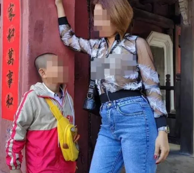 Trước đó mạng xã hội cũng từng nhức mắt với nhiều hình ảnh du khách ăn mặc phản cảm. Và đây là hình ảnh nữ du khách đến từ TP HCM, diện áo lưới xuyên thấu đứng check-in ở Chùa Cầu (Quảng Nam) từng gây tranh cãi dữ dội.