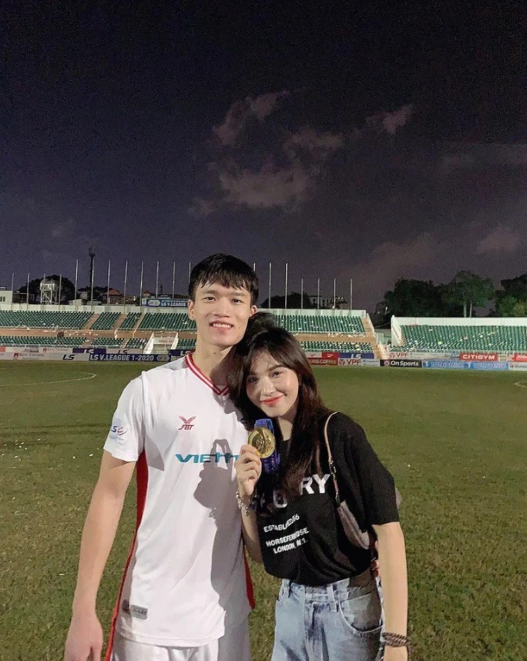 Độ chiều chuộng bạn gái của Hoàng Đức không chỉ thể hiện ở dịp sinh nhật này, trước đó chàng cầu thủ đã vượt 1.600km chỉ để làm hoà với bạn gái đang giận.