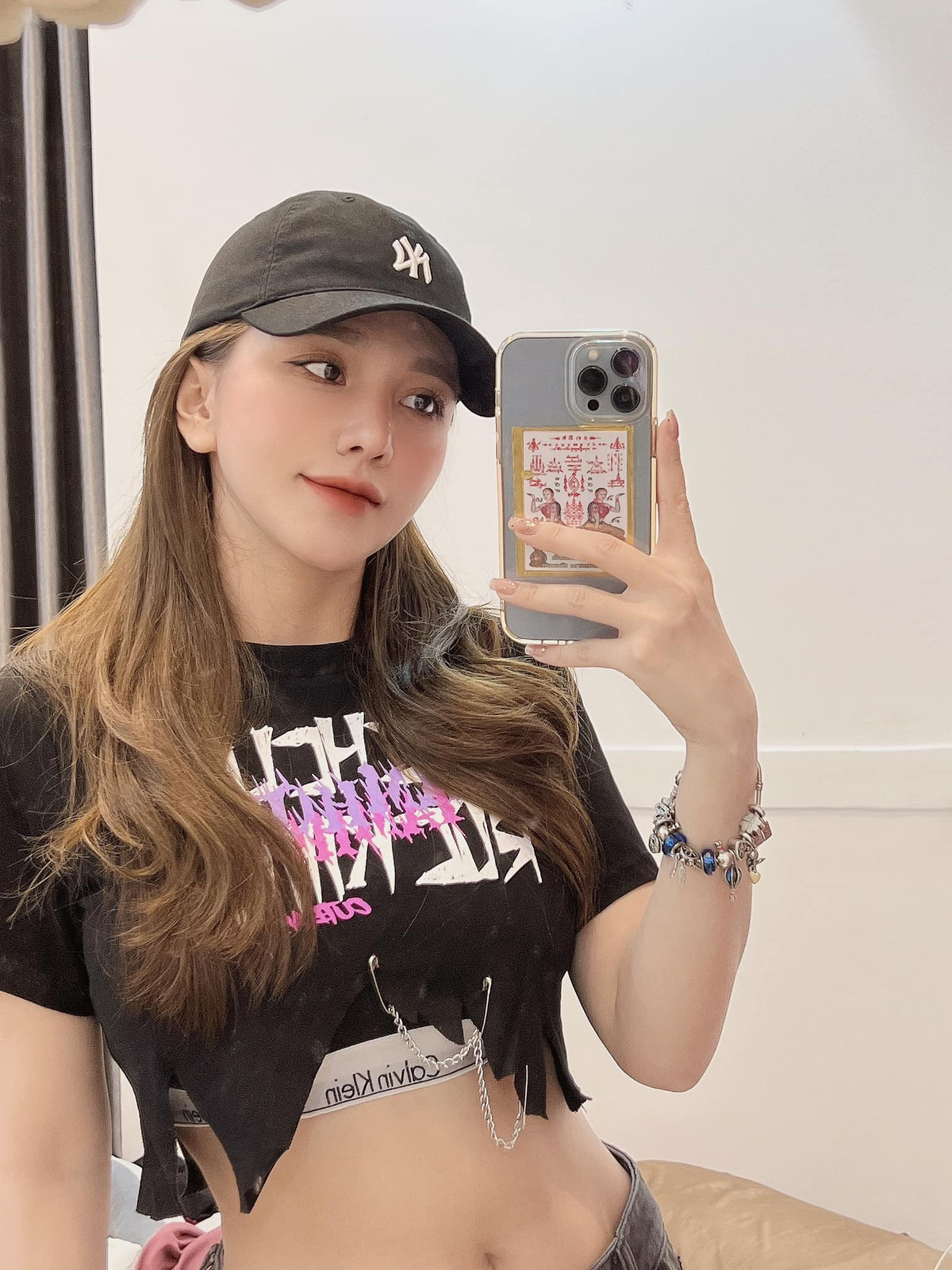 Cô cũng là một hotgirl có tiếng trên mạng xã hội với trang Instagram hơn 100.000 lượt theo dõi. Ảnh: FBNV