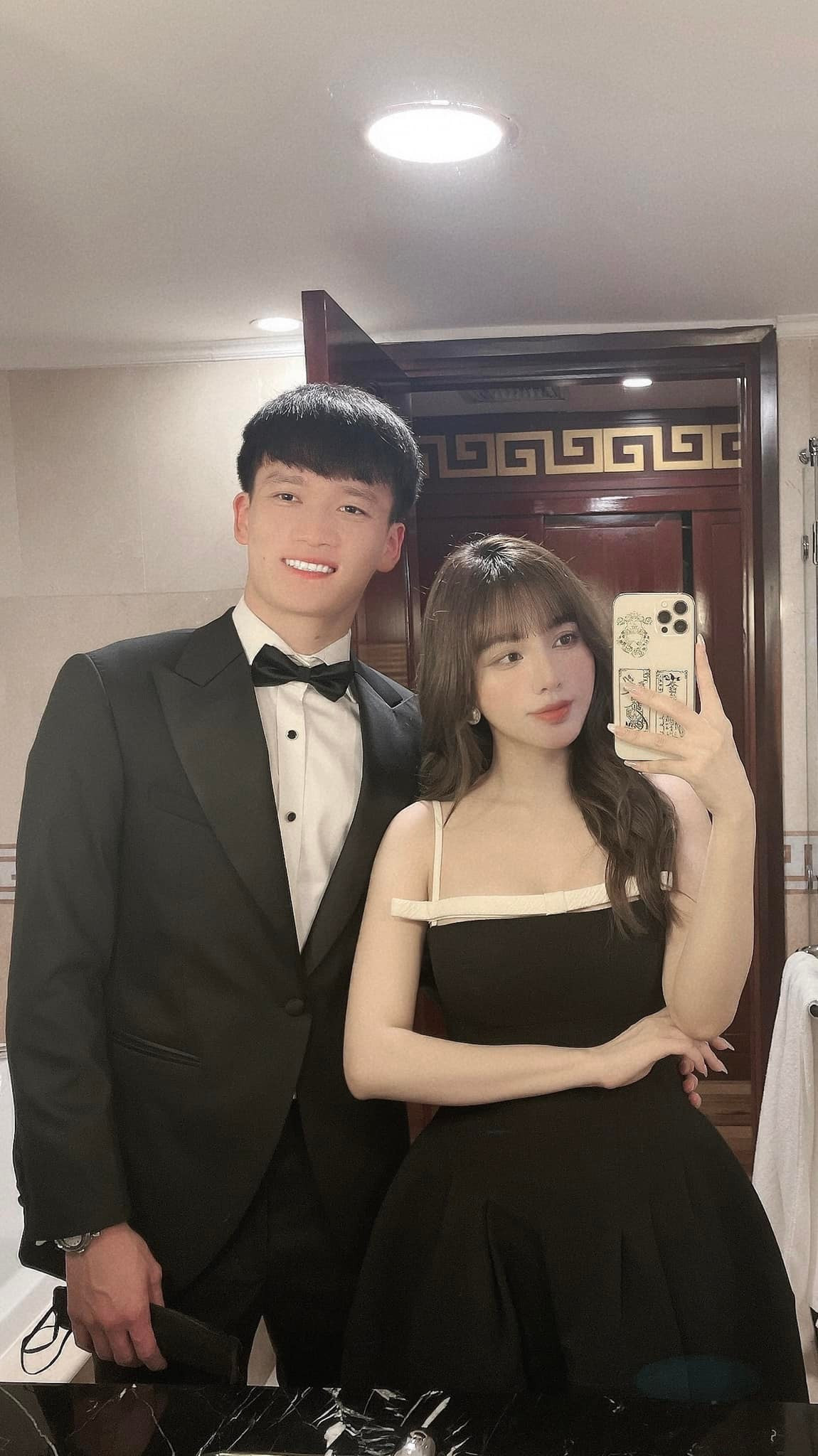 Trước lời chúc dễ thương này, bạn gái Hoàng Đức đáp lại: "Cam xa mi ta bạn iu, năm nào cũng thức canh đúng giờ ạ".