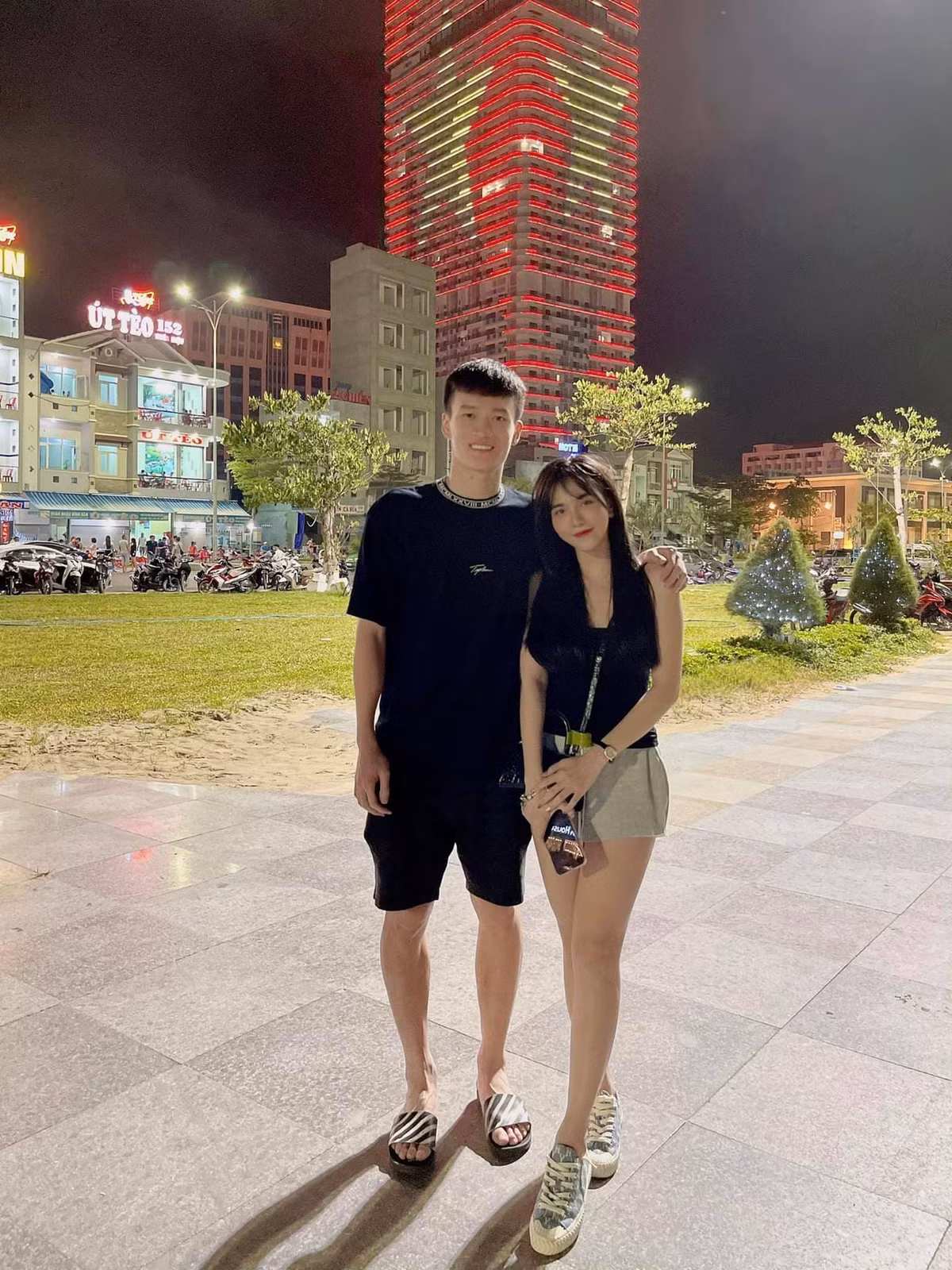 So với những cặp đôi khác, có thể nói cầu thủ Hoàng Đức và Gia Hân hiếm khi đăng ảnh hay chia sẻ tình cảm lên MXH, tuy nhiên những hành động quan tâm âm thầm đến bạn gái của chàng cầu thủ lại làm nhiều người hết lần này đến lần khác ghen tị.