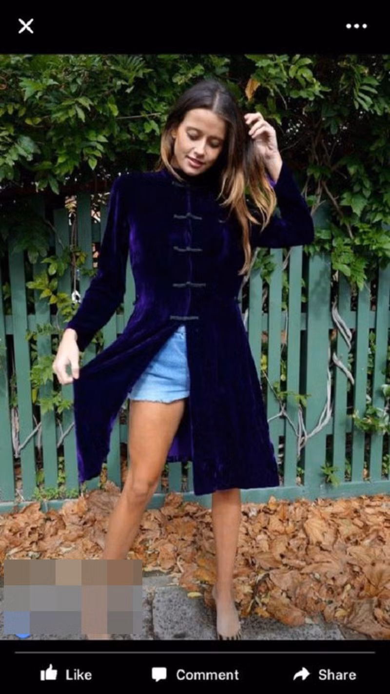 Cửa hàng này còn 'biến tấu' một số mẫu váy truyền thống khác cũng gây bức xúc không kém.