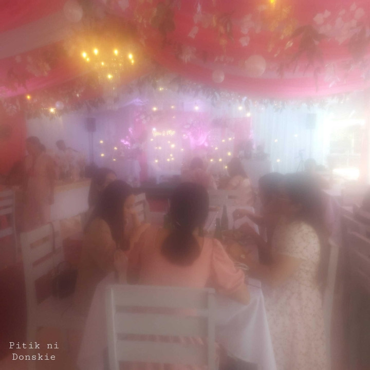 Cô dâu chú rể nhận ảnh xong chắc hẳn sẽ khóc cạn nước mắt bởi tất cả khách mời đều mờ ảo.