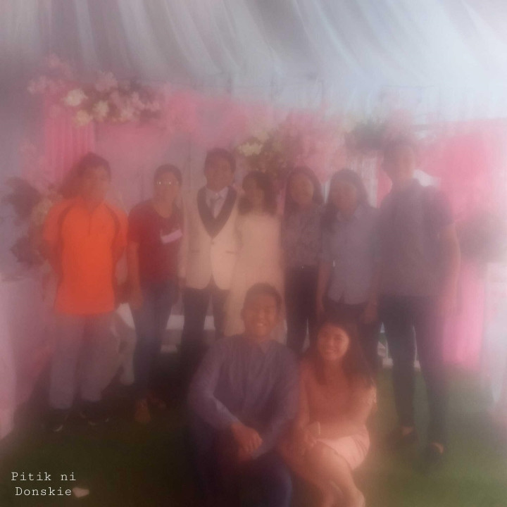 Mọi bức ảnh đều được chìm trong lớp "filter" mơ màng, dù chụp cận thế nhưng gương mặt ai nấy cũng đều nhòe nhoẹt.