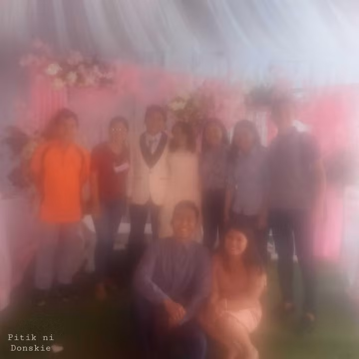 Mọi bức ảnh đều được chìm trong lớp "filter" mơ màng, dù chụp cận thế nhưng gương mặt ai nấy cũng đều nhòe nhoẹt.