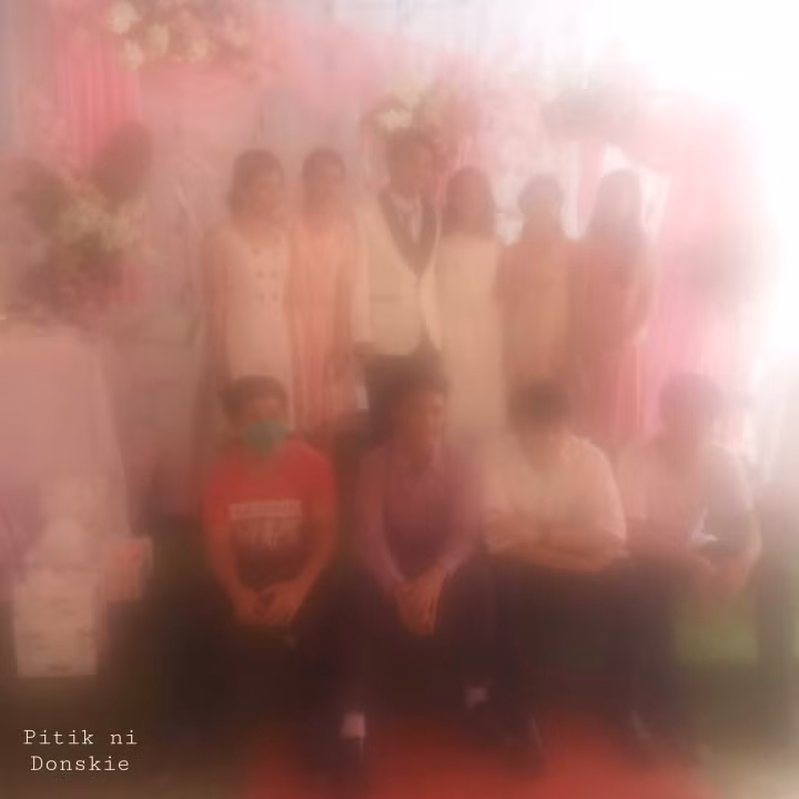 “Chắc ông này cận nặng lắm lúc chụp không đeo kính”, “Trời ơi không thể tin được, này thì đám cưới trong mơ theo đúng nghĩa đen luôn”, “Ủa cô dâu chú rể book trúng người yêu cũ chụp ảnh hay gì vậy?”,...là những bình luận hài hước của cư dân mạng.