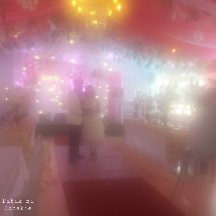 Toàn bộ những bức hình đều mờ nhòe như thể được bao phủ bởi một làn sương dày đặc, thậm chí không thể nhìn thấy mặt cô dâu chú rể.