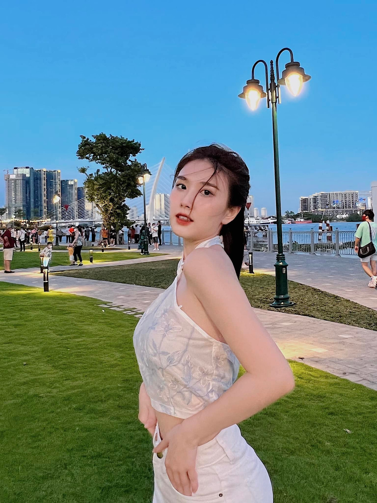 Lượng follow trên trang facebook và instagram cá nhân của cô cũng tăng đáng kể từ sau tin đồn là bạn gái của chàng thủ môn.