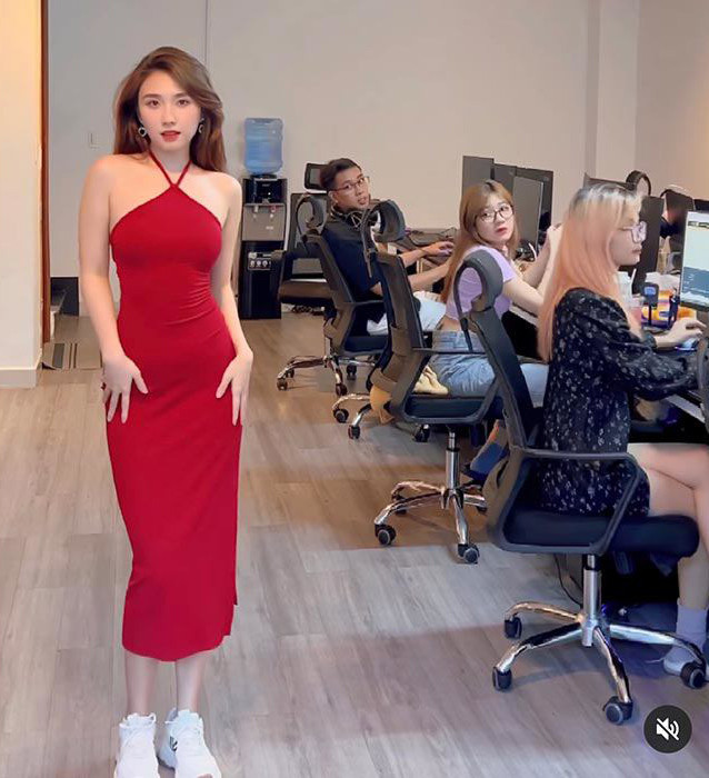 Loạt clip TikTok của gái xinh này chủ yếu là nhảy nhót, và Thanh Mèo không quên trưng diện trang phục có chút hở hang, ngắn cũn hay bó sát cơ thể.