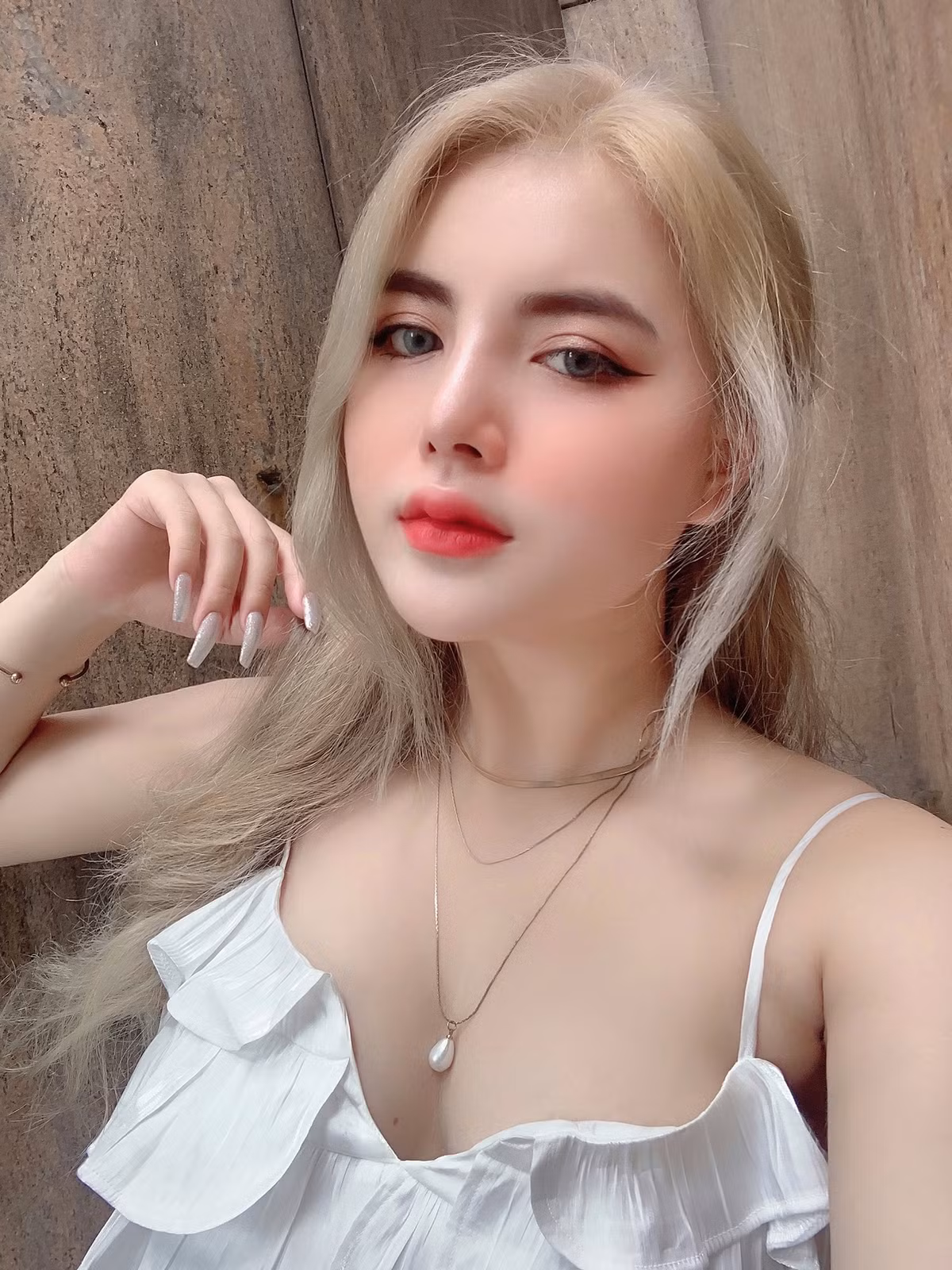 Khanh thường xuyên bị nhầm là hot girl lai bởi vì gương mặt mang nét đẹp lai Tây ấn tượng của cô.