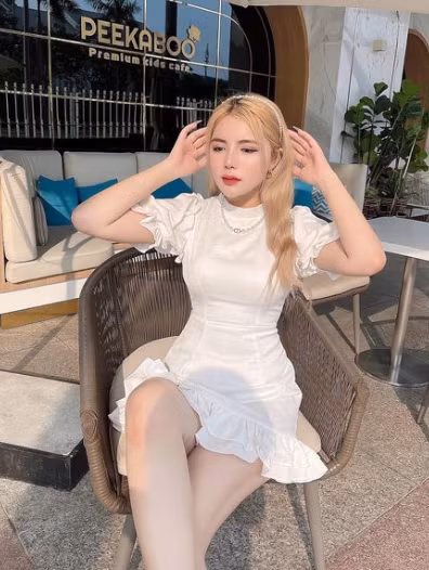 Ngoài thời gian dành cho việc học ở trường, Khanh cũng được biết đến với vai trò người mẫu ảnh tự do.