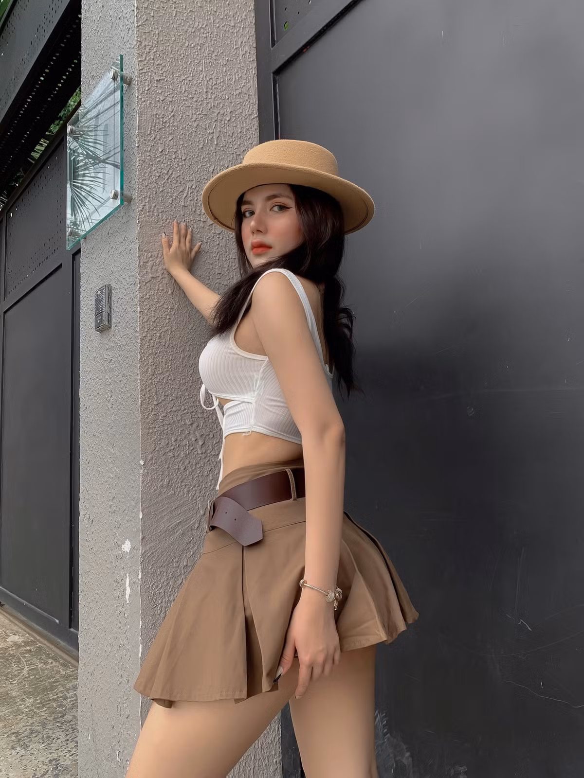 Khanh được nhiều nhiếp ảnh gia và nhãn hàng yêu thích bởi gương mặt lai Tây khá cuốn hút cùng biểu cảm đa dạng, ấn tượng.