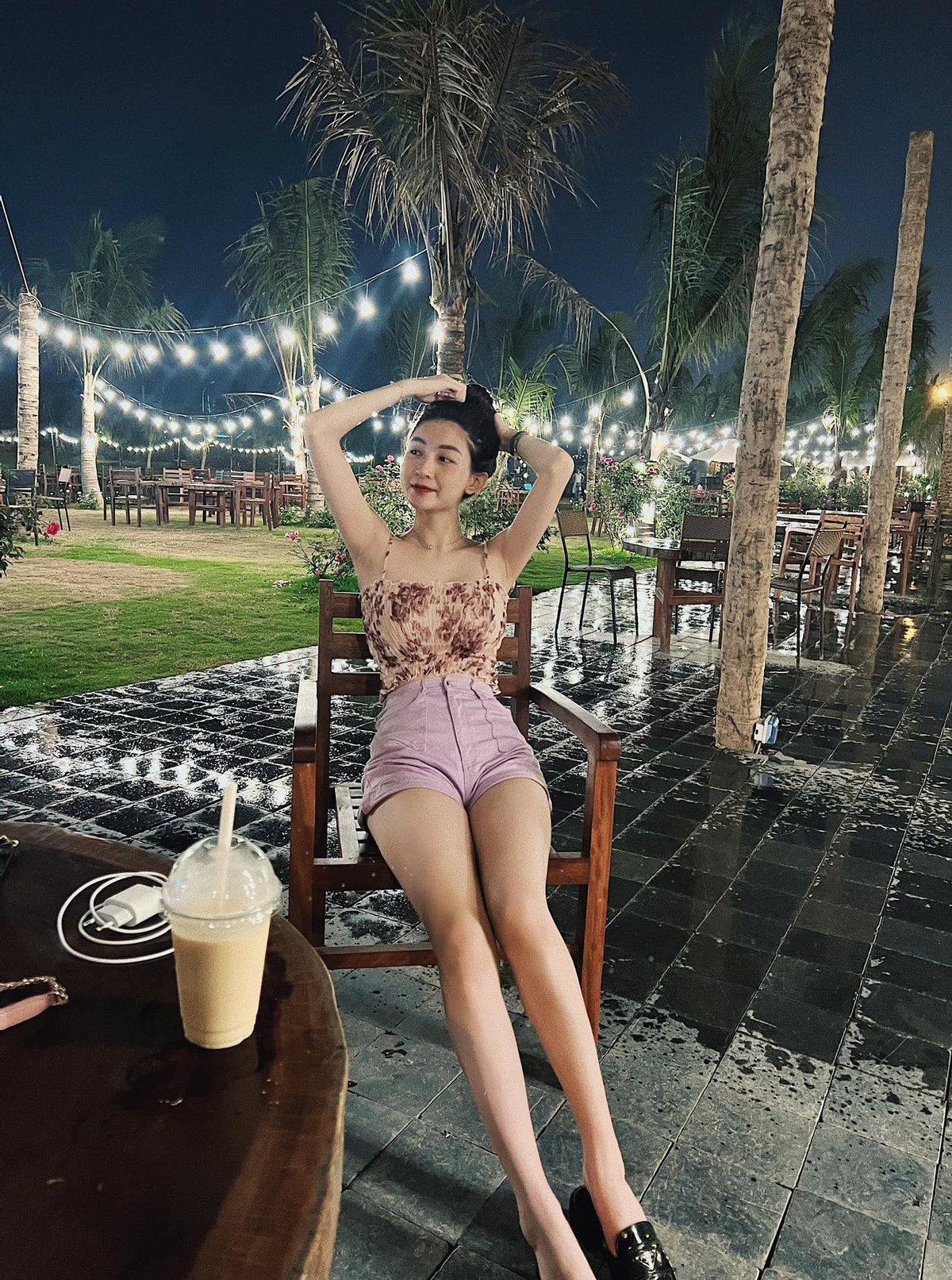 Vũ Thị Anh Thư rất tích cực chia sẻ những hình ảnh trong cuộc sống. Nhiều bức hình gợi cảm được cô đăng tải và nhận về nhiều lời khen.