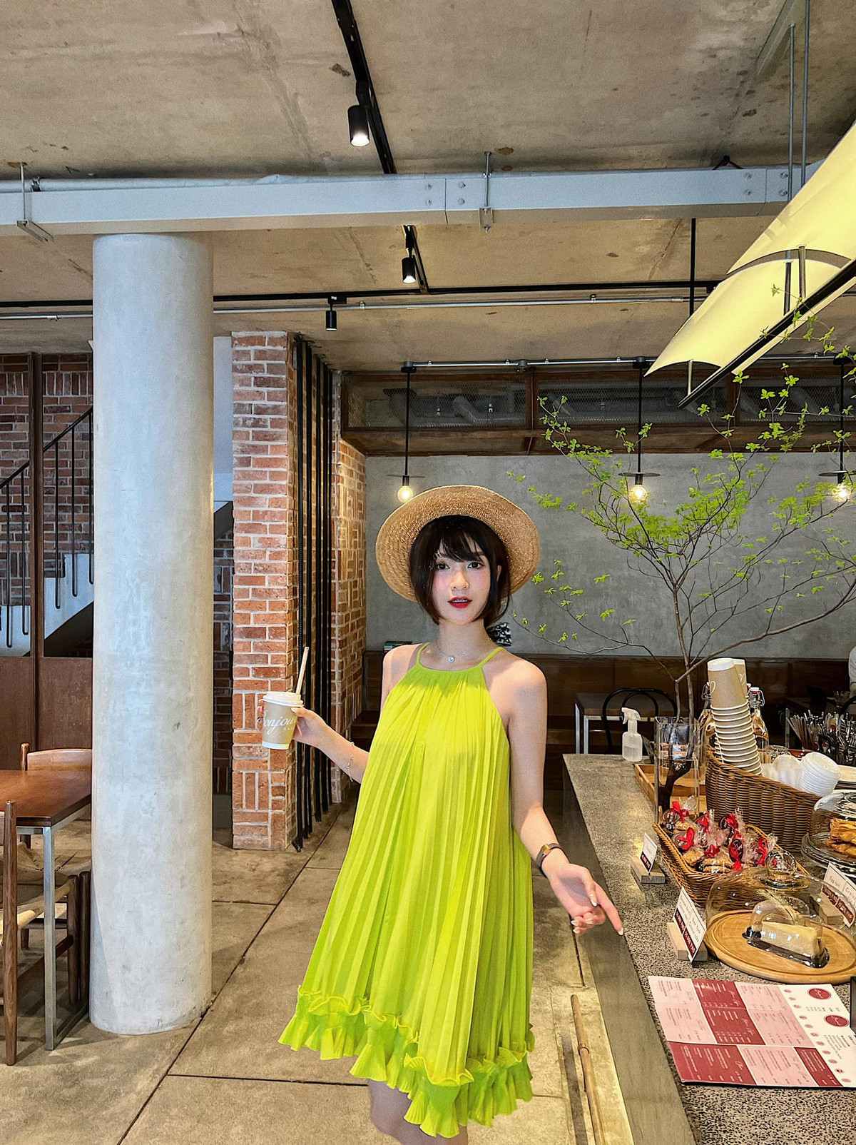 Ở phần bình luận của bài đăng, rất nhiều người vào gửi lời chúc cô đã tìm được hạnh phúc mới sau biến cố cách đây 1 năm.