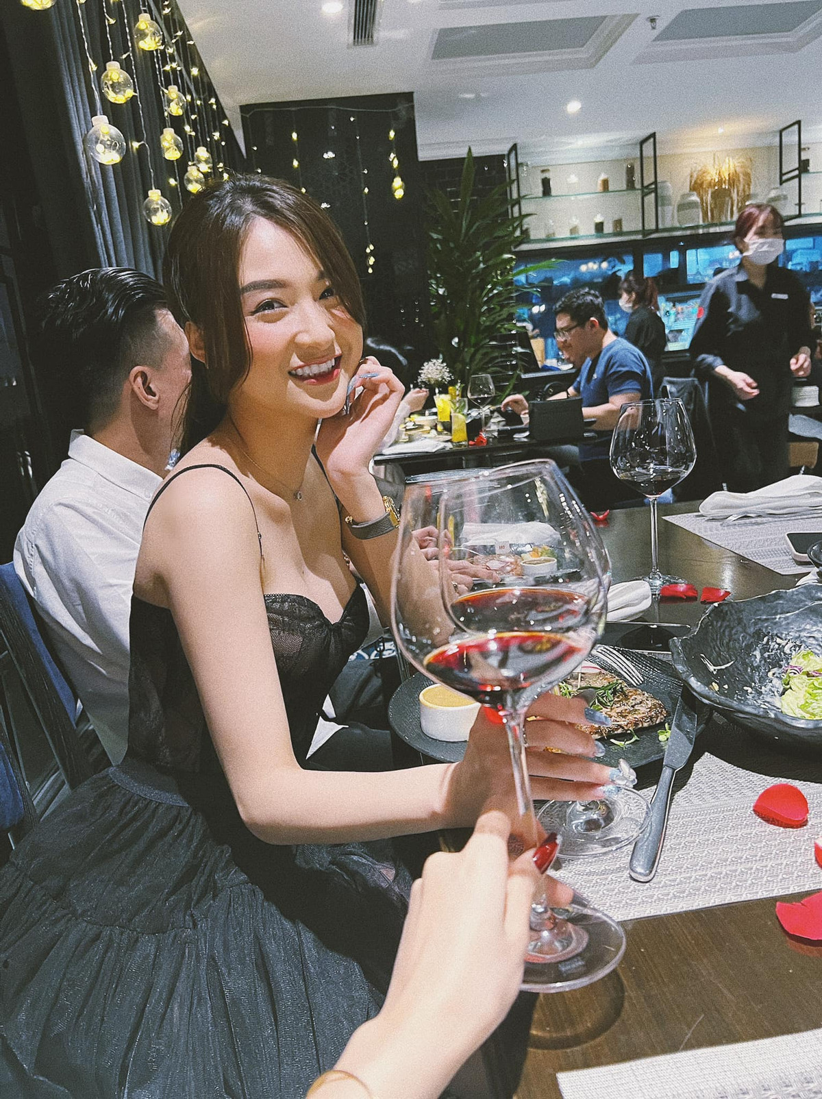 Sau khi lộ video nhạy cảm, Vũ Thị Anh Thư đã khóa trang cá nhân và "im hơi lặng tiếng" một thời gian. Tuy nhiên gần đây cô đã tái xuất với hình ảnh mới, sang trọng, quyến rũ hơn.