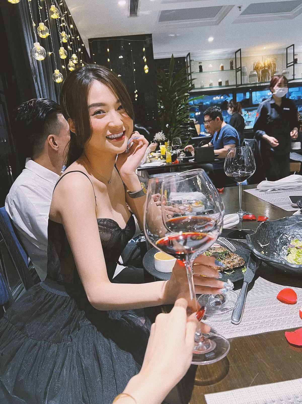 Sau khi lộ video nhạy cảm, Vũ Thị Anh Thư đã khóa trang cá nhân và "im hơi lặng tiếng" một thời gian. Tuy nhiên gần đây cô đã tái xuất với hình ảnh mới, sang trọng, quyến rũ hơn.