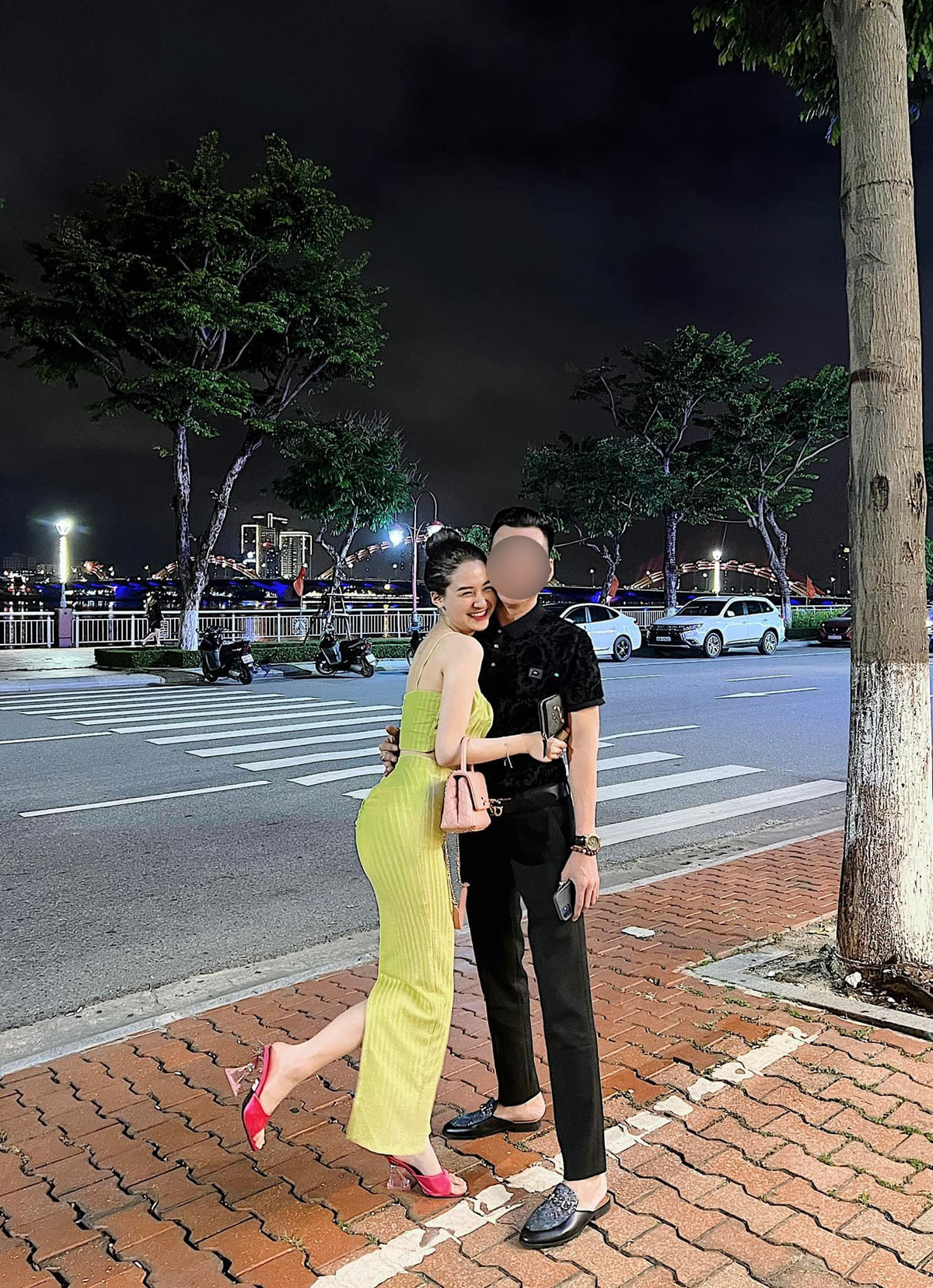 Mới đây trên trang cá nhân, hot girl Thư Vũ công khai khoe ảnh bên người đàn ông lạ mặt cùng dòng trạng thái: "Em không tin vào duyên số. Nhưng nếu anh xin số thì em cho".