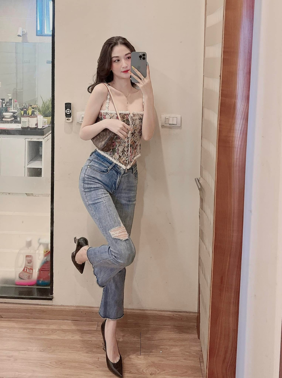 Nữ diễn viên kiêm người mẫu đăng tải những bức hình cho thấy cuộc sống lạc quan, vui vẻ hơn sau scandal vừa qua.