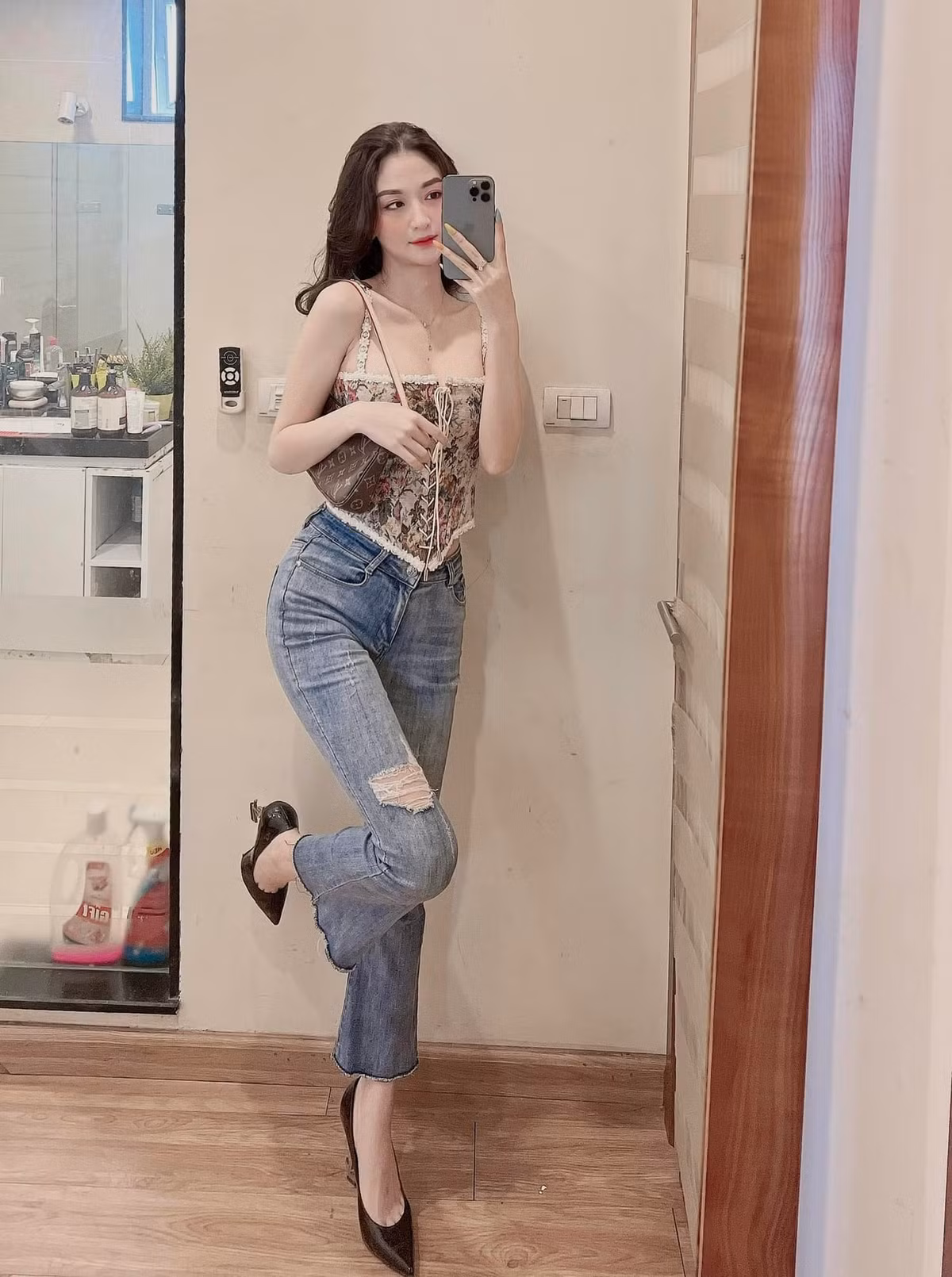 Nữ diễn viên kiêm người mẫu đăng tải những bức hình cho thấy cuộc sống lạc quan, vui vẻ hơn sau scandal vừa qua.